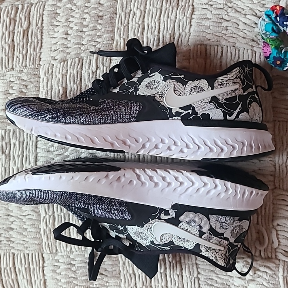 Nike Odyssey Sz 9